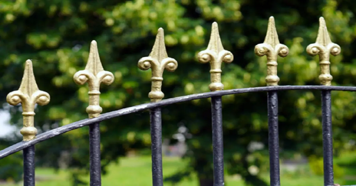 How to Choose the Perfect Material for Your Fence Replacement